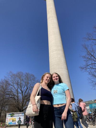 To EUX-elever på sightseeing mens de er på sprogrejse i Tyskland