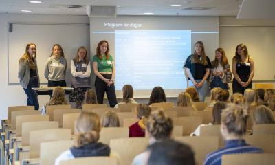 Elever fra HTX der fortæller folkeskolepiger om livet på Hillerød Tekniske Gymnasium