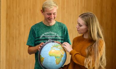 To elever kigger på en globus
